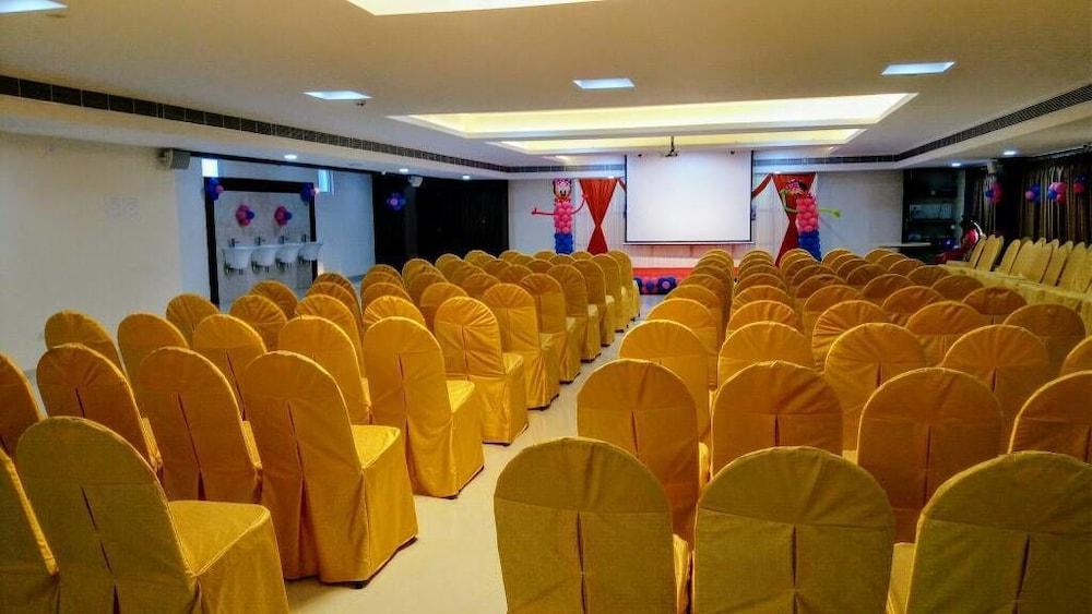 Holiday Residency Коимбатур Экстерьер фото